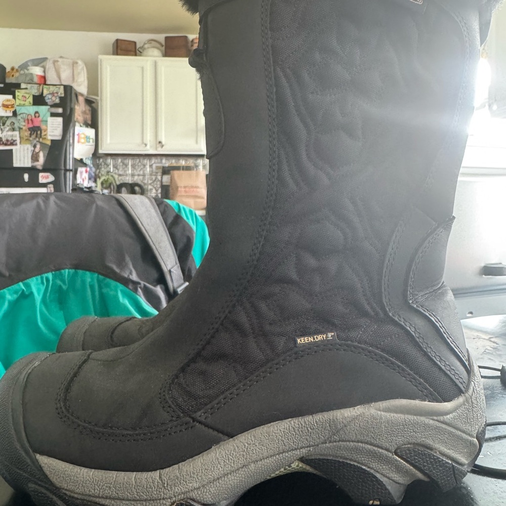 Keen Betty II Womens Boots Black Grippy Waterproof Snow Side Zipper Size 7.5